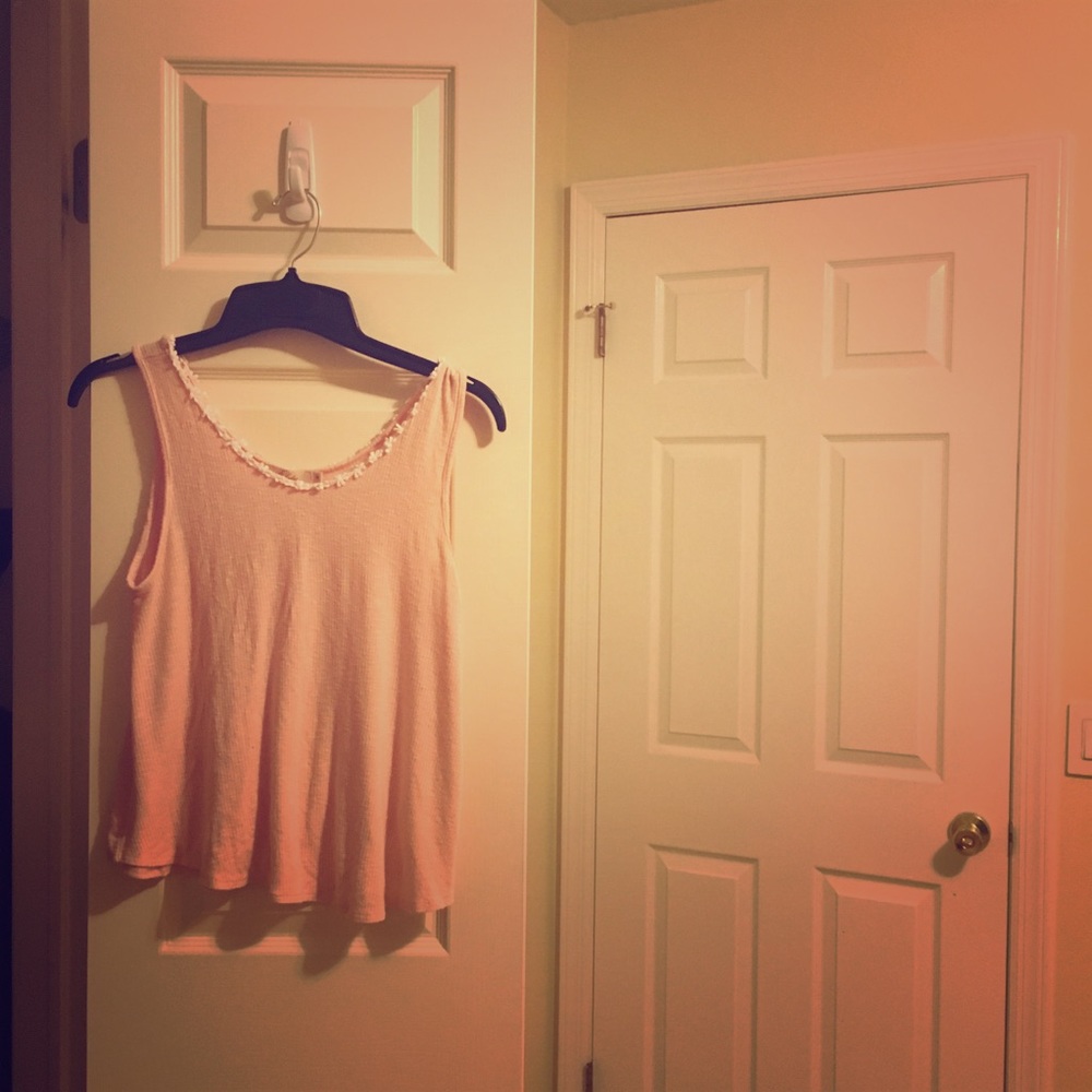 Light Pink Tank With White Flower Trim 🌸